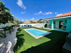 Terrace/patio - Cozy family home with 3SK-2BK, private pool just 5 minutes from the beach. (Oranjestad)