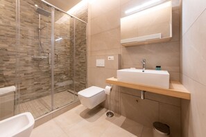 Shower, hair dryer, bidet, towels - HouSmart Corte Galluzzi 7/2 (Bologna)