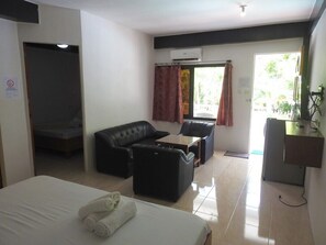 Family Room | Bed sheets - Jalyn's Resort & Restaurant (Puerto Galera)