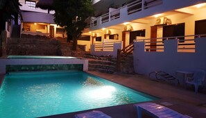 Outdoor pool - Jalyn's Resort & Restaurant (Puerto Galera)