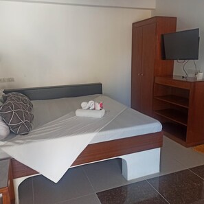 Studio Apartment with Kitchenette | Bed sheets - Jalyn's Resort & Restaurant (Puerto Galera)