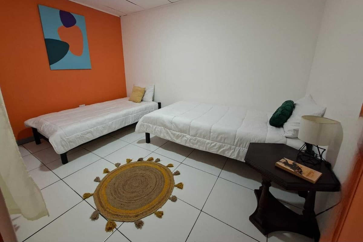 Cubrecamas, colchones Tempur-Pedic, wifi gratis y ropa de cama 