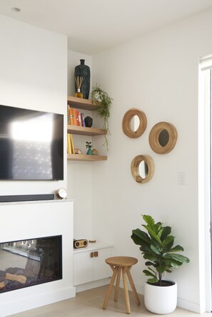 Interior - Green Door Kiama - Eco Luxury, EVC, Ocean Views, Pet Friendly. (Kiama)