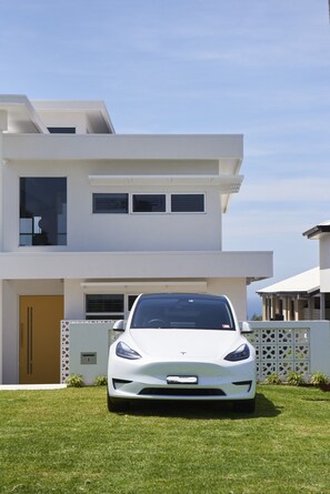 Exterior - Green Door Kiama - Eco Luxury, EVC, Ocean Views, Pet Friendly. (Kiama)