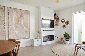 Interior - Green Door Kiama - Eco Luxury, EVC, Ocean Views, Pet Friendly. (Kiama)