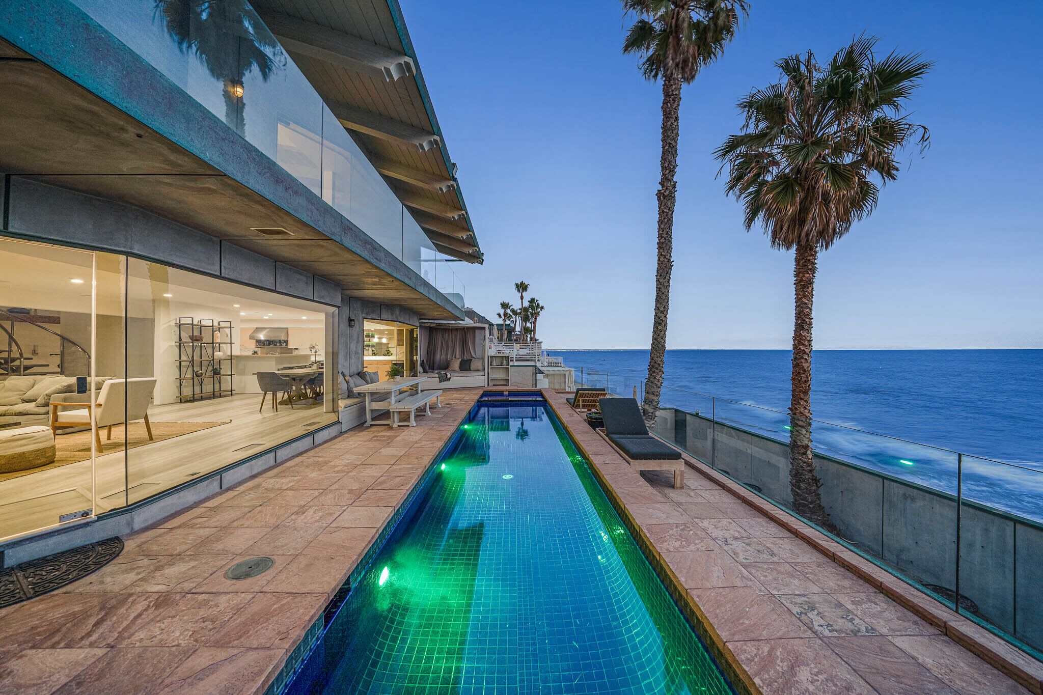 Malibu Private Beachfront Estate with Pool & Jacuzzi / 4 Bedroom 