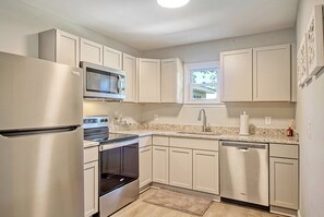 Fridge, microwave, oven, stovetop - Close to Downtown Charleston! 4 Bed Retreat (North Charleston)