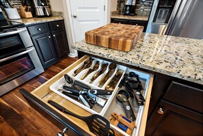 Kylskåp, mikrovågsugn, ugn och spishäll