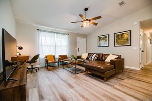 TV connectée, livres, espaces bureaux