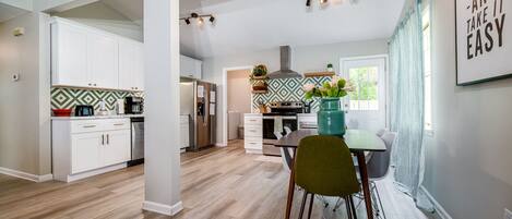 Réfrigérateur, micro-ondes, four, plaque de cuisson