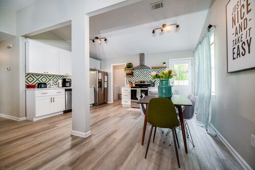 Stylish Family Friendly Bungalow, Tvs, Royal Beds