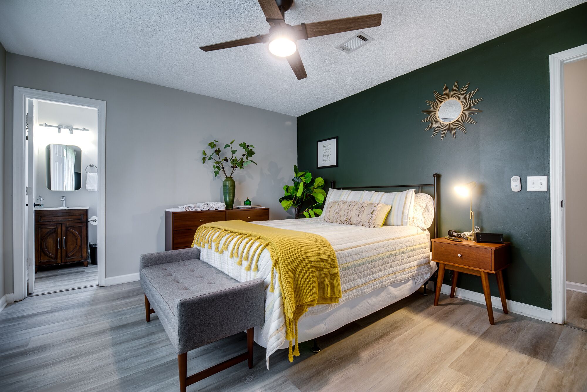 3 makuuhuonetta, tallelokero huoneessa, työpöytä, silitysrauta/-lauta