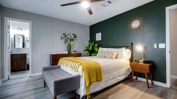 3 makuuhuonetta, tallelokero huoneessa, työpöytä, silitysrauta/-lauta