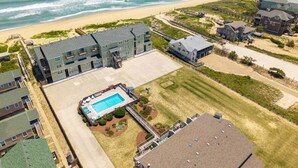 Ein Hotel an der Küste mit Pool, Zugang zum Strand und Blick auf den Ozean.