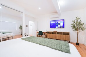 3 habitaciones, tabla de planchar con plancha, cuna de viaje y wifi