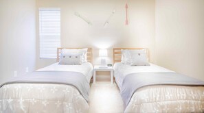 2 bedrooms, desk, iron/ironing board, WiFi - Clean and comfortable with astounding views of Pikes Peak.  (Colorado Springs)