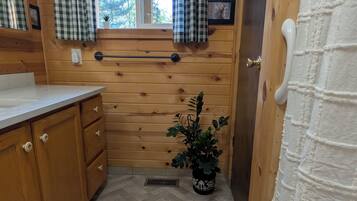 SĂšche-cheveux, serviettes fournies, savon, shampoing