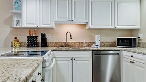 Refrigerador, microondas, horno y lavavajillas