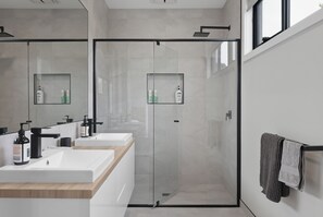 Shower, hair dryer, towels - Church Street Retreat by Ready Set Stay- WIFI, 2 living spaces, linen and towels (Cowes)