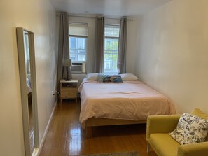 3 bedrooms, iron/ironing board, WiFi, bed sheets - Huge Duplex minutes from Manhattan. Sleeps 12+! (Brooklyn)