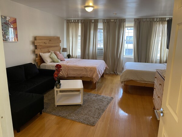 3 bedrooms, iron/ironing board, WiFi, bed sheets - Huge Duplex minutes from Manhattan. Sleeps 12+! (Brooklyn)