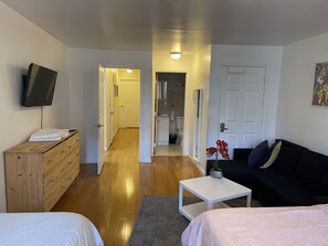 3 bedrooms, iron/ironing board, WiFi, bed sheets - Huge Duplex minutes from Manhattan. Sleeps 12+! (Brooklyn)
