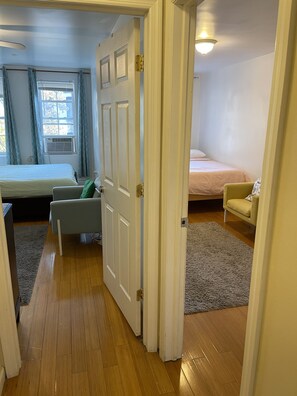 3 bedrooms, iron/ironing board, WiFi, bed sheets - Huge Duplex minutes from Manhattan. Sleeps 12+! (Brooklyn)