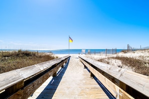 On the beach - Beachfront 1BR + Bunk Alcove @ Phoenix East • Sleeps 6 • Amazing Views & Resort Amenities (Orange Beach)