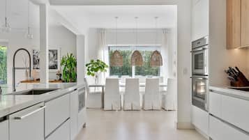 Kylskåp, mikrovågsugn, ugn och spishäll