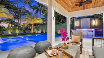 Utomhuspool och uppvärmd pool