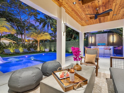 NEW! Vizcaya Salt Water Pool House w Spa   & Outdoor Kitchen