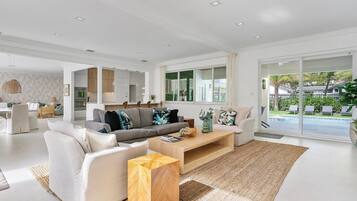 Smart-tv, böcker, en stereo och printers