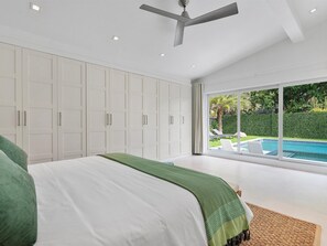 6 habitaciones, tabla de planchar con plancha y cuna de viaje 