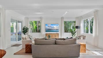 Smart-tv, bøger, stereoanlæg, printere