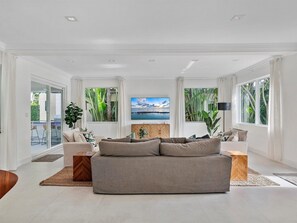 Smart TV, libros, estéreo y impresora 