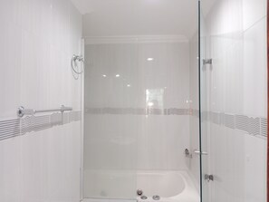 Bidet y toallas 