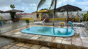 Indoor/outdoor pool
