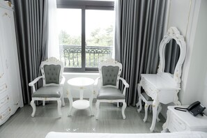 Deluxe Room, 1 King Bed, City View | City view