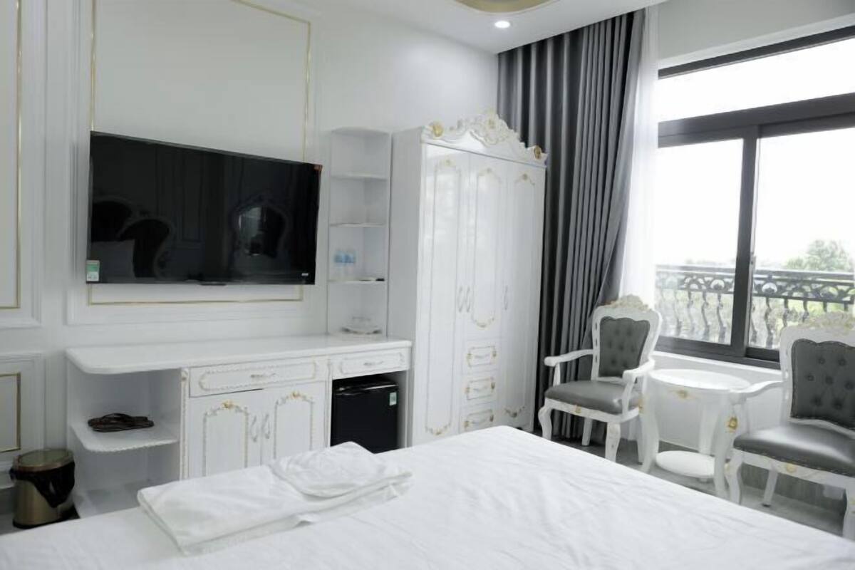 Minibar, in-room safe, desk, laptop workspace