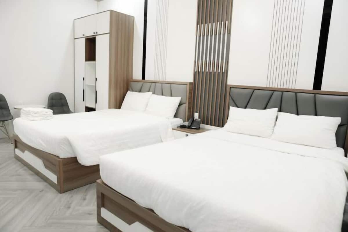 Minibar, coffres-forts dans les chambres, bureau