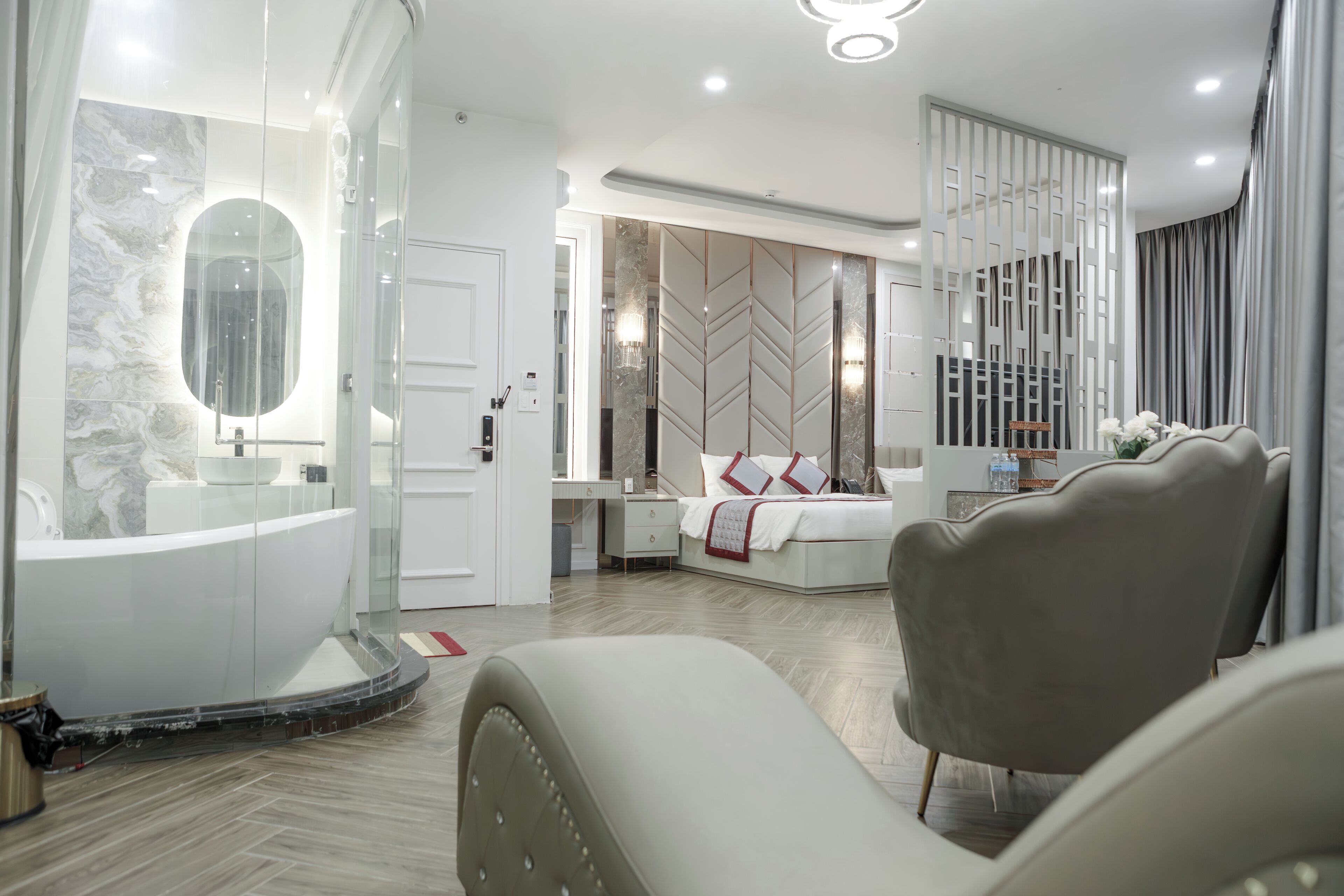 Minibar, coffres-forts dans les chambres, bureau