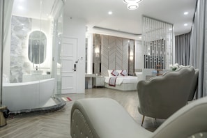 Royal studio suite, 1 slaapkamer, uitzicht op de stad | Een minibar, een kluis op de kamer, een bureau, een laptopwerkplek