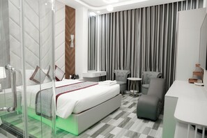 City Studio Suite, 1 Bedroom | Minibar, in-room safe, desk, laptop workspace