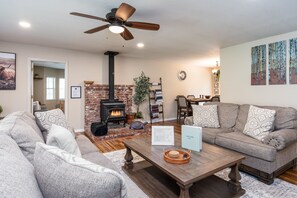 Smart-TV, Kamin, Tischfußball, Bücher