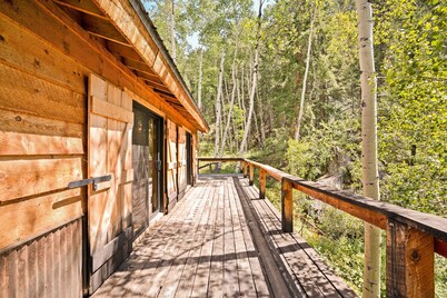 NEW! Secluded & Cozy Gold Creek Cabin Fire-pit / ATV & Hiking Trails / Gameroom 