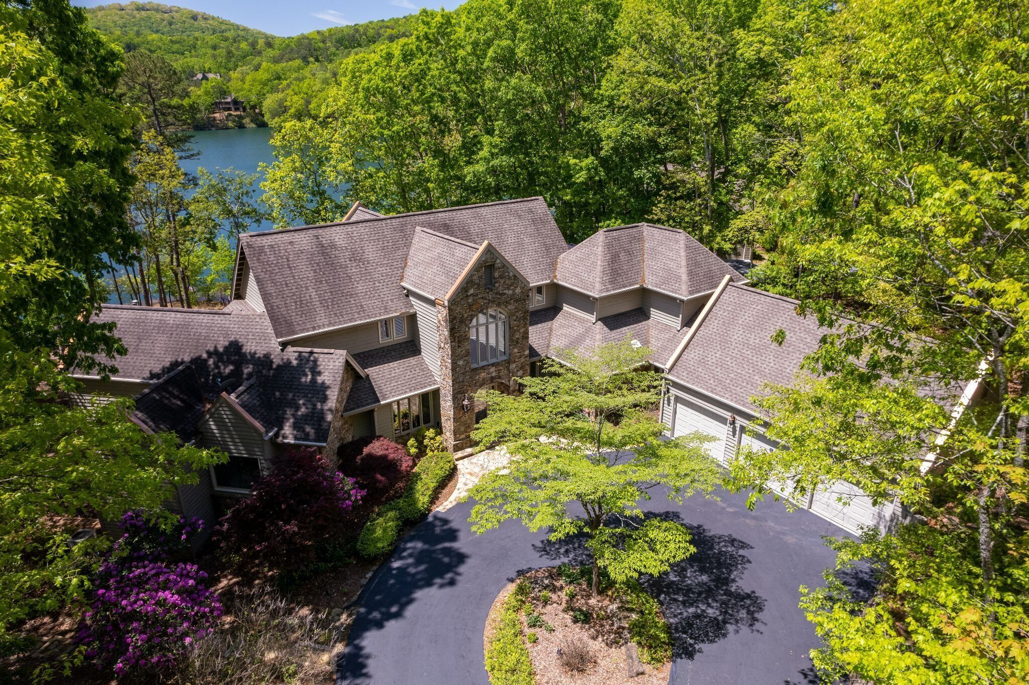 Lakeside Paradise - Luxury by the lake!
