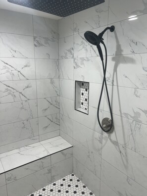 Een douche, een haardroger, handdoeken, zeep