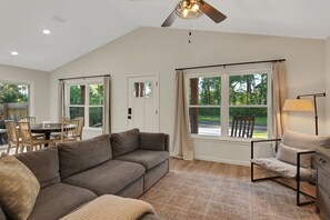 TV connectée, livres, médiathèque