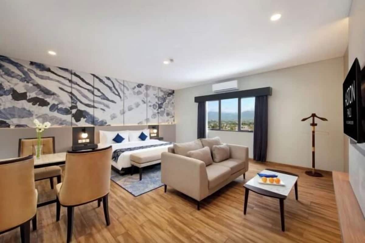 Living area | 32-inch LED TV with cable channels