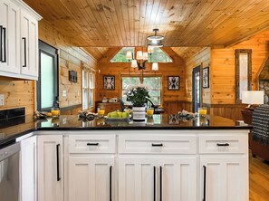 Kylskåp, mikrovågsugn, ugn och spishäll